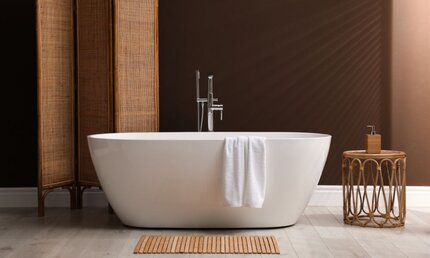 White Large Bathtub for Two People
